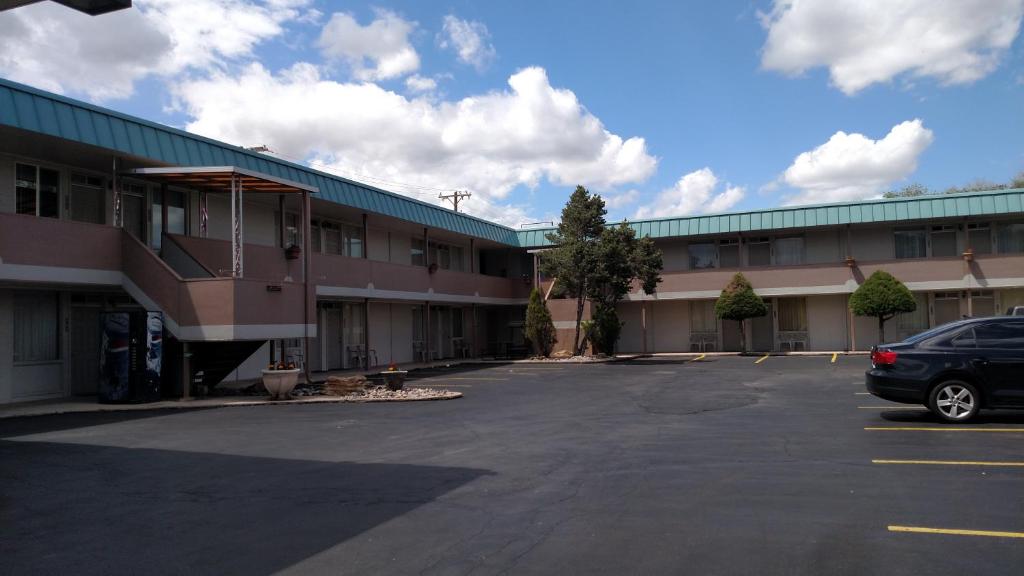 Traveler's Uptown Motel